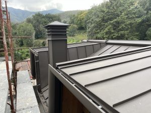 La nostra maestria si esprime laddove la geometria diventa complessa. Non temiamo le pendenze difficili, i raccordi articolati o le sfide architettoniche degli edifici moderni