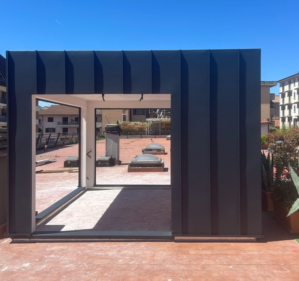 L’alluminio è un materiale da costruzione estremamente versatile e durevole, capace di combinare proprietà uniche: è molto leggero, facilmente modellabile e allo stesso tempo stabile e duraturo