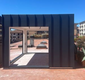 L’alluminio è un materiale da costruzione estremamente versatile e durevole, capace di combinare proprietà uniche: è molto leggero, facilmente modellabile e allo stesso tempo stabile e duraturo